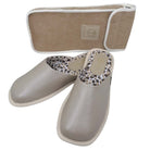 Pantuflas E-3966 de piel de borrego para mujer, vista de tres cuartos