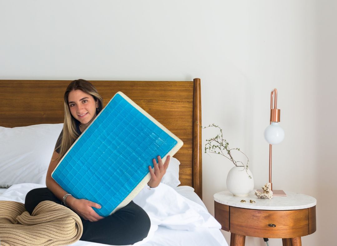 Almohada E-6051 de memory foam con gel refrescante, contenido completo